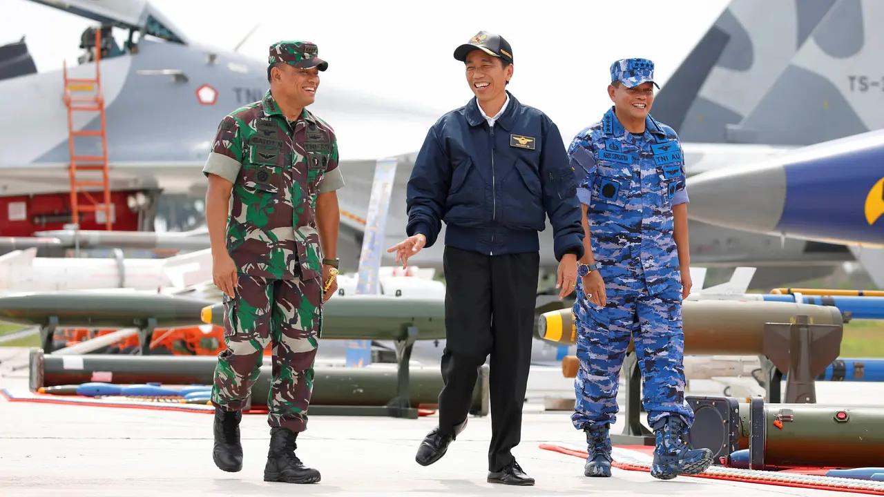 20161006-Jokowi-Jajal-Jet-Tempur-Sukhoi-Riau-Reuters