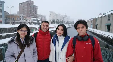 Anjasmara dan Dian Nitami membagikan momen liburannya di Instagram. Tampak mereka mengunjungi berbagai tempat ikonik di Jepang. Musim dingin, keluarga ini juga kompak mengenakan outfit jaket tebal. (Liputan6.com/IG/@anjasmara)