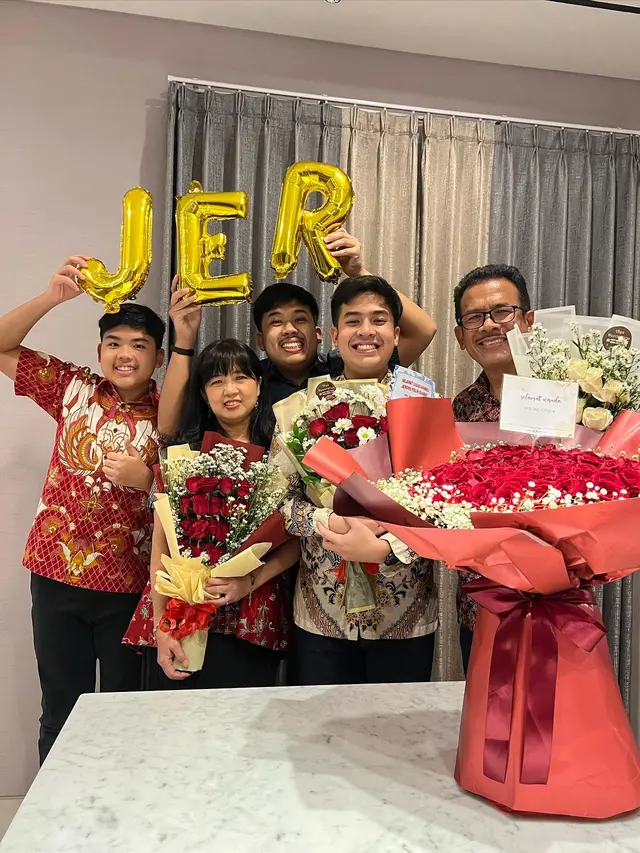 Dapat Kejutan, Ini 7 Potret Jerome Polin Usai Jalani Sidang Skripsi