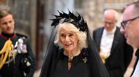 Ratu Camilla mendampingi Raja Charles III mengunjungi Vatikan dengan busana serba hitam dan bros bersejarah. (dok. POOL / AFP)