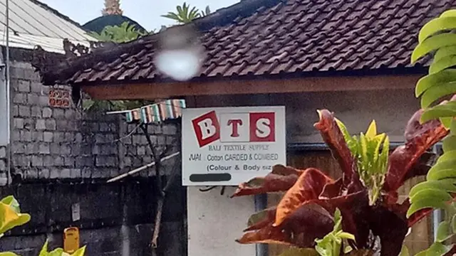 6 Spanduk Jualan Libatkan BTS Ini Bikin Ngakak