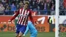 Ekspresi Fernando Torres saat mencetak gol ke gawang Eibar pada Lanjutan La Liga Spanyol di Stadion Vicente Calderon, Sabtu (6/2/2016). (REUTERS/Javier Barbancho)