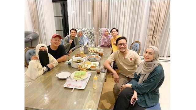 Cerai Usai 11 Tahun Menikah, Ini 6 Potret Kenangan Dodi Hidayatullah dan Istri