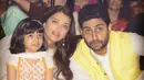 Hal tersebut tampaknya menjadi penyebab pertunangan Abhishek Bachchan dan Karisma Kapoor batal di tengah jalan. Lantaran kakak dari Kareena Kapoor itu menolak hidup bersama mertua. (Foto: dnaindia.com)