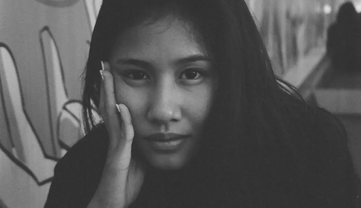 Meski tampil tanpa riasan wajah, pesona kekasih Angga Yunanda ini seolah tak luntur. Wajahnya yang manis membuat ia punya banyak penggemar. (Liputan6.com/IG/@shenacinnamon)