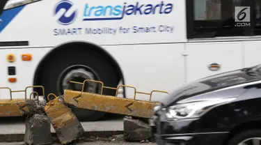 Kondisi pembatas jalur bus transjakarta yang rusak di Jalan Warung Jati Barat, Jakarta, Minggu (10/2). Kurangnya perawatan menyebabkan sejumlah pembatas di kawasan tersebut rusak sehingga butuh penanganan. (Liputan6.com/Immanuel Antonius)