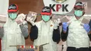 Penyidik KPK menunjukkan barang bukiti uang OTT Bupati Mesuji Khamami senilai Rp 1,2 M di gedung KPK, Jakarta, Kamis (24/1). KPK menetapkan 5 tersangka terkait fee suap proyek infrastruktur di Kabupaten Mesuji. (merdeka.com/Dwi Narwoko)