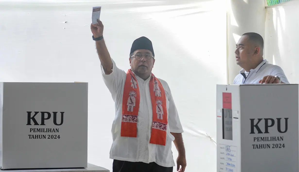 Rano Karno maupun sang istri terlihat tampil serasi dan kompak dengan menggunakan setelan berwarna putih. (merdeka.com/Arie Basuki)