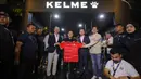Ketua Umum Persatuan Sepak Bola Seluruh Indonesia (PSSI), Erick Thohir (tengah) saat menghadiri peluncuran jersey terbaru Timnas Indonesia di Plaza Utara Stadion Utama Gelora Bung Karno (SUGBK), Jakarta, Kamis (12/3/2026) malam. Apparel Kelme resmi meluncurkan jersey terbaru untuk Timnas Indonesia. (Bola.com/Bagaskara Lazuardi)