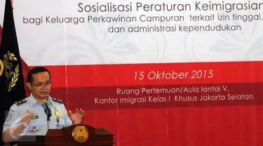 Kepala Imigrasi Kelas I Khusus Jakarta Selatan, Cucu Koswala membuka Sosialisasi Peraturan Keimigrasian di kantor Imigrasi Jakarta Selatan, Kamis (15/10). Sosialisasi membahas permasalahan keluarga perkawinan campuran. (Liputan6.com/Helmi Fithriansyah)