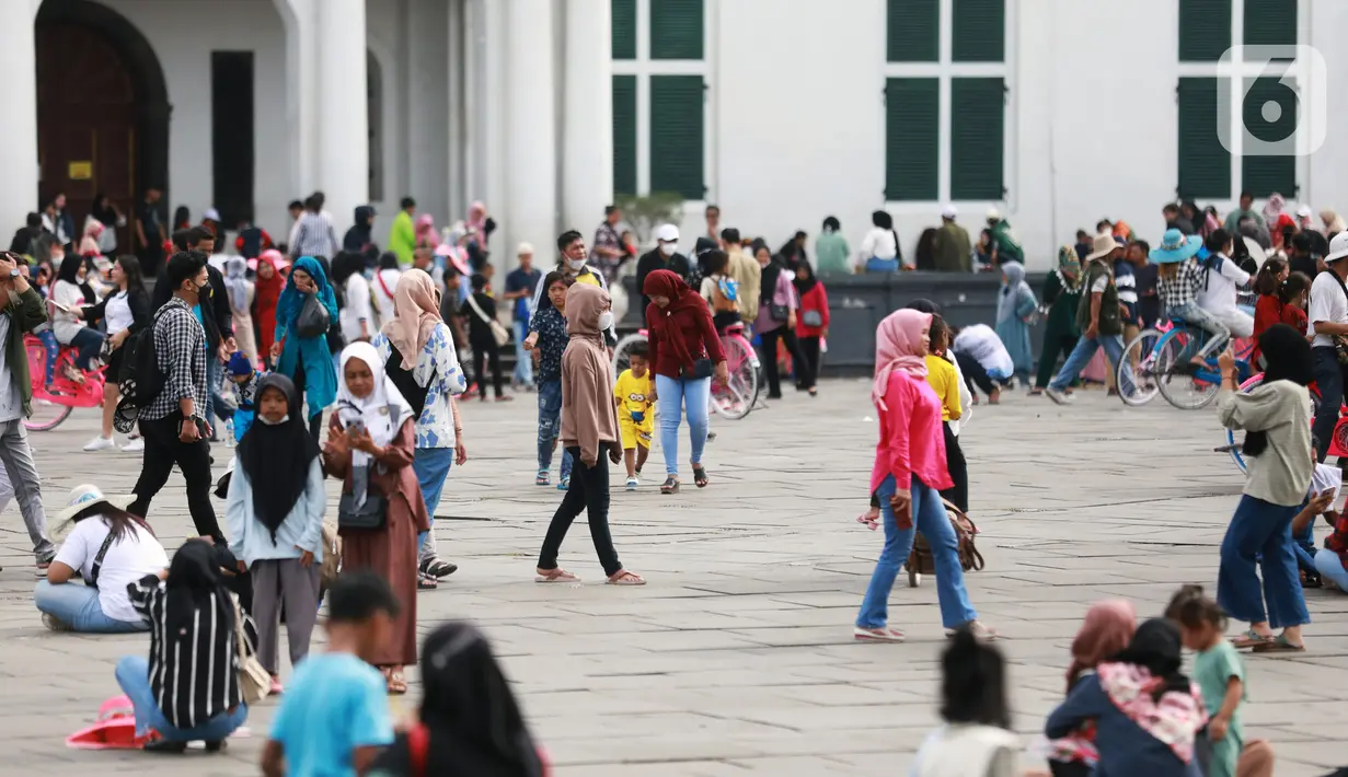 Warga memanfaatkan libur Tahun Baru dengan berkunjung ke Kota Tua, Jakarta, Senin (2/1/2023). Kota Tua menjadi salah satu tempat favorit warga untuk dikunjungi saat liburan pada awal tahun 2023. (Liputan6.com/Johan Tallo)