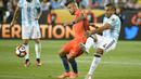 Gelandang Chile, Arturo Vidal (tengah) berusaha mengontrol bola dari kawalan bek Argentina, Gabriel Mercado pada Copa America Centenario 2016 di Levi's Stadium, California, AS (7/6). Argentina menang atas Chile dengan skor 2-1. (AFP/Mark Ralston)