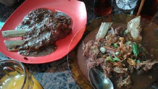 Meski berbahan daging dan tulang sapi atau kerbau, jangan khawatir dengan kadar kolesterol dalam sup konro Makassar. (Liputan6.com/Eka Hakim)