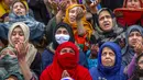 Para wanita muslimah memanjatkan doa saat imam memamerkan peninggalan Nabi Muhammad pada peringatan Isra Miraj di Masjid Hazratbal, Srinagar, Kashmir, India, Jumat (12/3/2021). Ribuan muslim Kashmir berkumpul di Masjid Hazratbal yang menyimpan janggut Nabi Muhammad. (AP Photo/Dar Yasin)