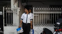 Penyidik mengamankan beberapa dokumen serta alat elektronik dalam penggeledahan ruang kerja Raden Nuh, pendiri akun TrioMacan2000, Jakarta, Senin (3/11/2014). (Liputan6.com/Faizal Fanani)