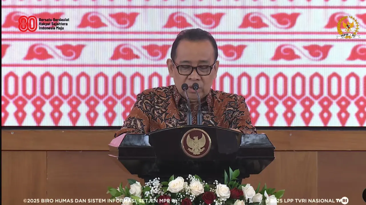 Menteri Koordinator Bidang Pembangunan Manusia dan Kebudayaan (Menko PMK), Pratikno saat pidato di peringatan hari Konstitusi RI di Kompleks Parlemen Senayan, Jakarta, Senin (18/8/2025) malam.