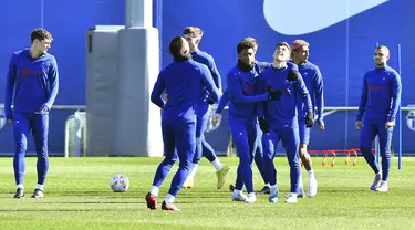 Bek Barcelona Alejandro Balde (tengah) dan gelandang Spanyol Gavi (ketiga kanan) menghadiri sesi latihan pada malam semifinal Copa del Rey di tempat latihan Joan Gamper di Sant Joan Despi, Rabu (1/3/2023). Barcelona akan menyambangi markas Real Madrid dalam laga leg pertama semifinal Copa del Rey 2022-2023 di Santiago Bernabeu, Jumat, 3 Maret dini hari WIB. (Pau BARRENA / AFP)