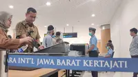 Pemeriksaan cek fisik dan bawaan penumpang di BIJB Kertajati, Majalengka, Jawa Barat (Liputan6.com/Dicky Agung Prihanto)