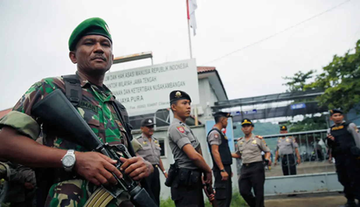 Aparat TNI berjaga selama proses pemindahan tahanan menuju Nusakambangan, Cilacap, Jawa Tengah (4/3/2015). Dua terpidana mati asal Australia dipindahkan dari Lapas Kerobokan ke Nusakambangan untuk menjalani eksekusi. (Reuters/Darren Whiteside)