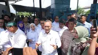 Menko Pangan, Zulkifli Hasan saat meninjau sejumlah Poskesdes dan Pengolahan Sampah menjadi Energi Listrik (PSEL) di Desa Cangkuang Wetan, Kabupaten Bandung, Jawa Barat, Kamis (15/5/2025). (Foto: Istimewa)