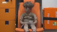 Omran Daqneesh, salah satu bocah yang berhasil diselamatkan dari reruntuhan gedung di Aleppo, Suriah (17/8). Omran selamat dari reruntuhan gedung akibat serangan jet tempur milik pemerintah Suriah. (REUTERS)