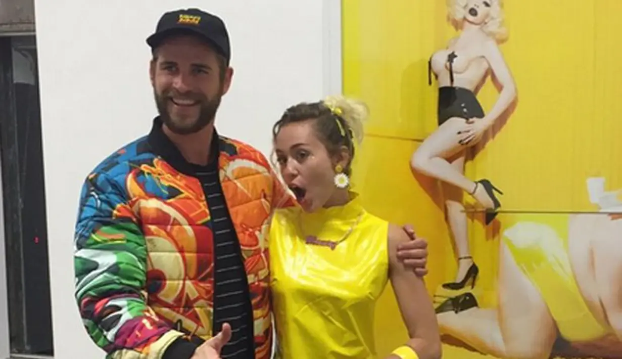 Pasangan yang kerap putus nyambung dalam hubungannya, Miley Cyrus dan Liam Hemsworth terlihat melenggang bersama di sebuah acara peresmian gallery seni Pal. Cyrus dan Liam tampak mesra saat itu. (Instagram/thejunkfairyokc)
