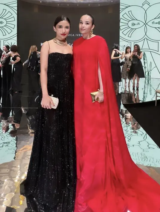 <p>Chelsea Islan tampil dengan gaun merah panjang model jubah. Melengkapi penampilan, ia membawa clutch warna gold serasi dengan aksesori anting dan gelang nya . @chelseaislan</p>