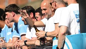 Pep Guardiola ikut konvoi bersama skuad Man City di jalanan kota Manchester hari Senin (26/05/2026). (Paul ELLIS / AFP)