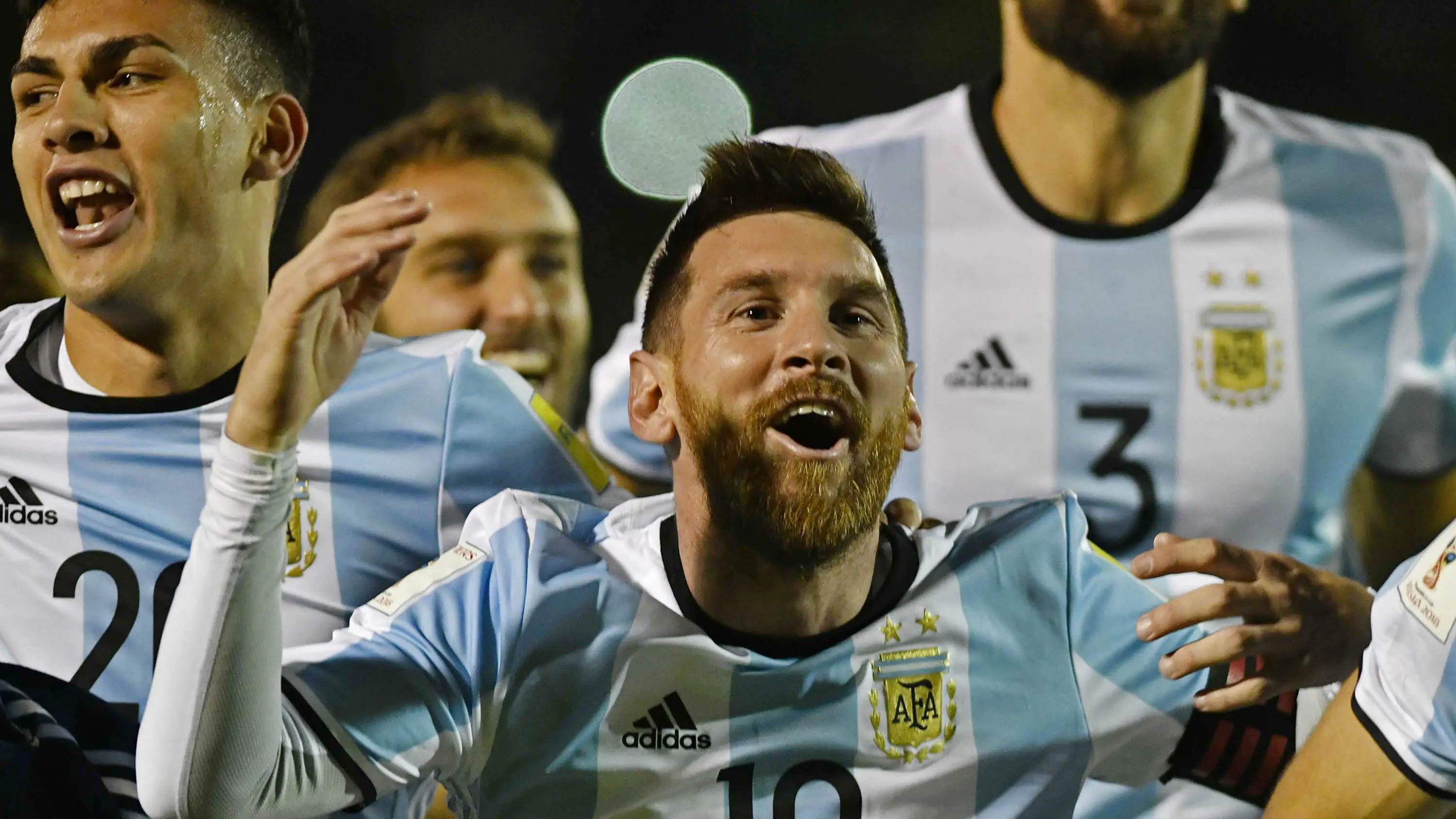 Bintang Argentina, Lionel Messi, merayakan keberhasilan lolos ke Piala Dunia 2018 usai mengalahkan Ekuador di Stadion Olimpico Atahualpa, Quito, Selasa (10/10/2017). Sempat tertinggal, Argentina akhirnya menang 3-1 atas Ekuador. (AFP/Juan Ruiz)