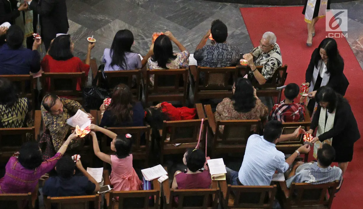 Ratusan umat Kristiani menyalakan lilin pada Misa Natal di Gereja Protestan Indonesia Barat (GPIB) Immanuel, Gambir, Jakarta, Minggu (24/12). Misa Natal 2017 mengusung tema Damai Sejahtera. (Liputan6.com/Herman Zakharia)