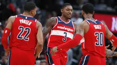 Para pemain Washington Wizards merayakan kemenangan atas Denver Nuggets pada laga NBA di Pepsi Center, Denver, Selasa (23/10/2017). Denver Nuggets kalah 104-109 dari Washington Wizards. (AP/David Zalubowski)