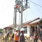 Butuh perjuangan bagi petugas PLN untuk melistriki  Pongok dan Celagen. (Dok PLN)