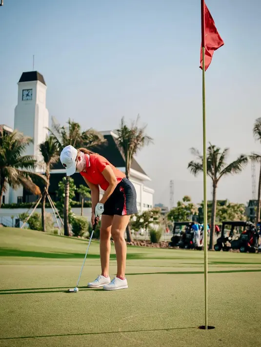 Dalam foto dan Insta Story yang diunggahnya tersebut, ia menunjukkan semakin piawai dalam bermain golf. Setelah mengambil ancang-ancang, Luna pun tanpa ragu memukul bola golf tersebut dengan mantab. (Instagram/lunamaya)
