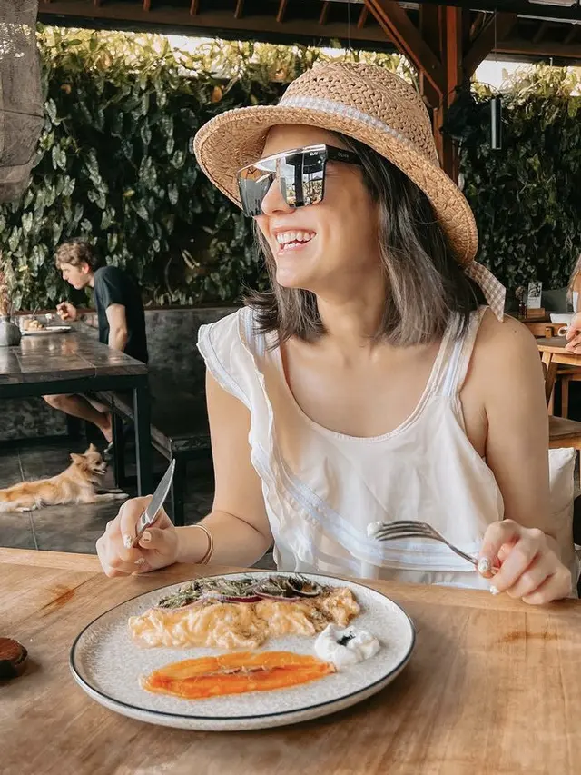 Gaya Hot Mom Carissa Putri Saat Berlibur di Bali, credit: Instagram @carissa_puteri.