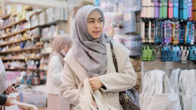 Potret Oki Setiana Dewi Asyik Belanja di Pasar Khan El Khalili. (instagram/okisetianadewi)