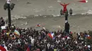 Warga berkumpul saat protes antipemerintah di Santiago, Chile, Jumat (25/10/2019). Ibu Kota Santiago lumpuh karena banyaknya jumlah demonstran. (AP Photo/Rodrigo Abd)