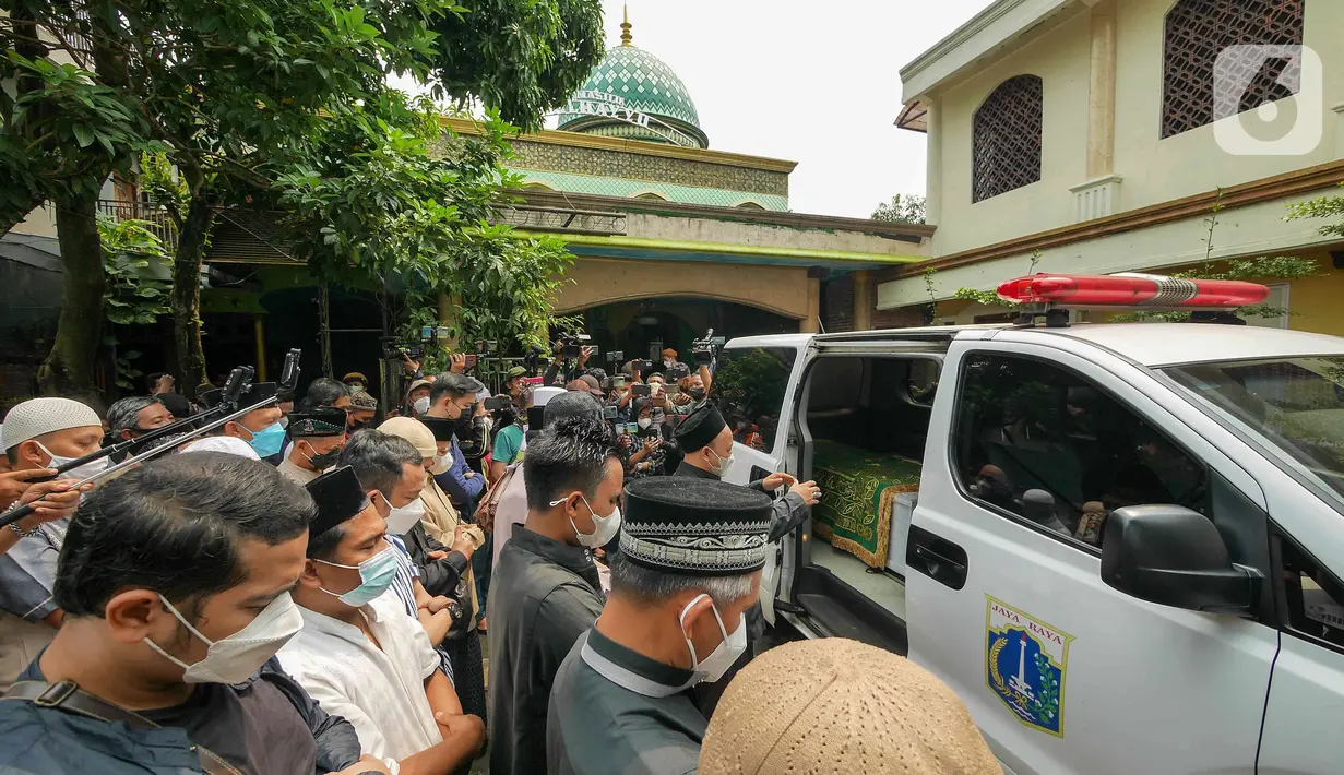 Warga saat mensalatkan jenazah Dedi Yuliardi Ashadi atau Dorce Gamalama di TPU Bantar Jati, Bambu Apus, Jakarta, Rabu  (16/2/2022). Dorce menghembuskan nafas terakhir di RSPP Simprug, Jakarta Selatan, Rabu (6/2) pukul 07.00 WIB. (Liputan6.com/Herman Zakharia
