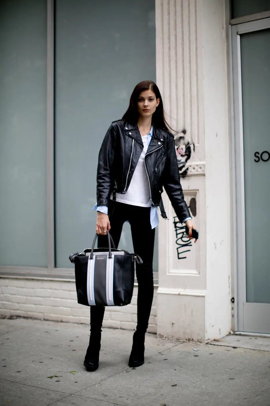 Leather jacket yang bikin penampilan keren ala street styler. (Image: fashiongum.com)