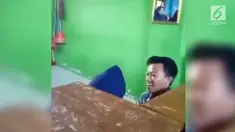 Efek terlalu lama jomblo mungkin jadi alasan pelajar pria ini untuk melakukan hal aneh saat di kelas. Alih-alih sedang berciuman dengan perempuan, tapi ujung-ujungnya malah bikin ngakak.