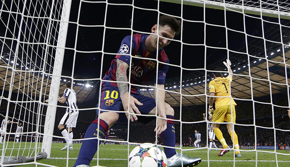 Penyerang Barcelona, Lionel Messi memungut bola dari gawang. (REUTERS/Kai Pfaffenbach)