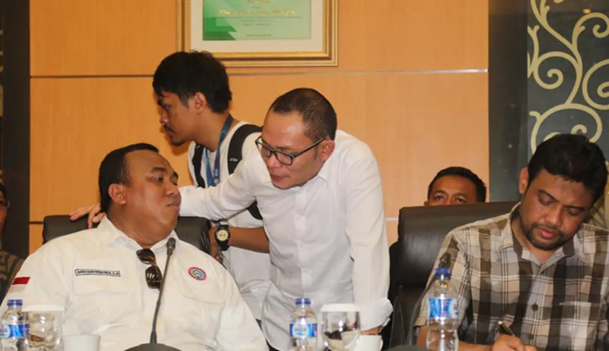 Menteri Tenaga Kerja M Hanif Dhakiri mengatakan pemerintah masih terus melakukan kajian untuk menemukan formula yang terbaik bagi kenaikan upah buruh