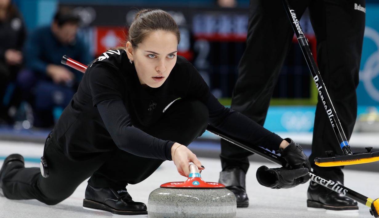 Atlet Curling dari Rusia Anastasia Bryzgalova konsentrasi saat melempar batu dalam pertandingan curling di Olimpiade Musim Dingin 2018 di Gangneung, Korea Selatan (10/2). (AP Photo / Natacha Pisarenko)