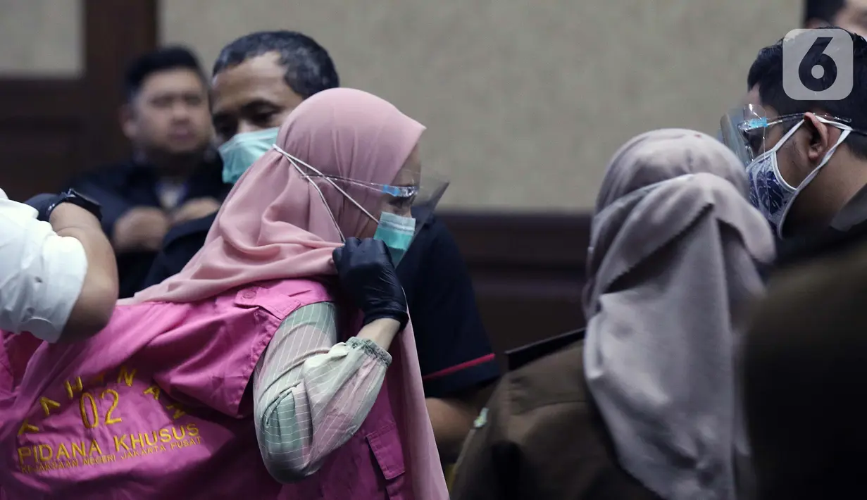 Tersangka dugaan korupsi dan tindak pidana pencucian uang terkait kepengurusan fatwa untuk Djoko Tjandra di Mahkamah Agung, Pinangki Sirna Malasari usai menjalani sidang perdana di Pengadilan Tipikor Jakarta, Rabu (23/9/2020). Sidang beragenda pembacaan dakwaan. (Liputan6.com/Helmi Fithriansyah)