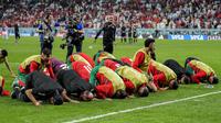 Para pemain Maroko merayakan kemenangan atas Spanyol  pada babak 16 besar Piala Dunia 2022 di Education City Stadium, Al Rayyan, Rabu (6/12/2022) dini hari WIB. Para pemain Timnas Maroko sujud syukur setelah menyingkirkan  Spanyol melalui adu tendangan penalti. (AP Photo/Martin Meissner)