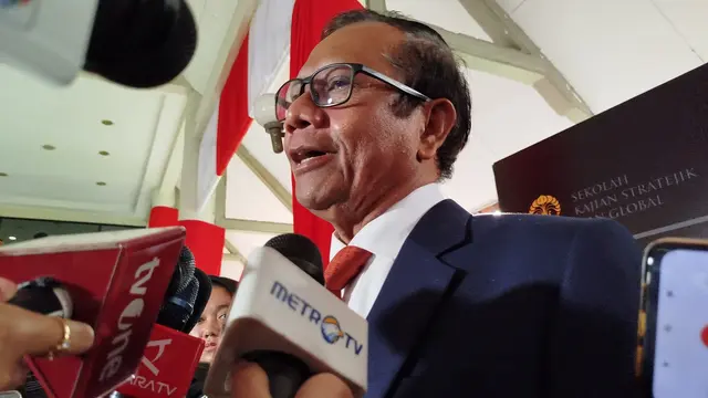 Mantan Calon Wakil Presiden nomor urut 3, Mahfud MD usai menghadiri seminar doktoral Sekjen PDIP Hasto Kristiyanto di Universitas Indonesia.