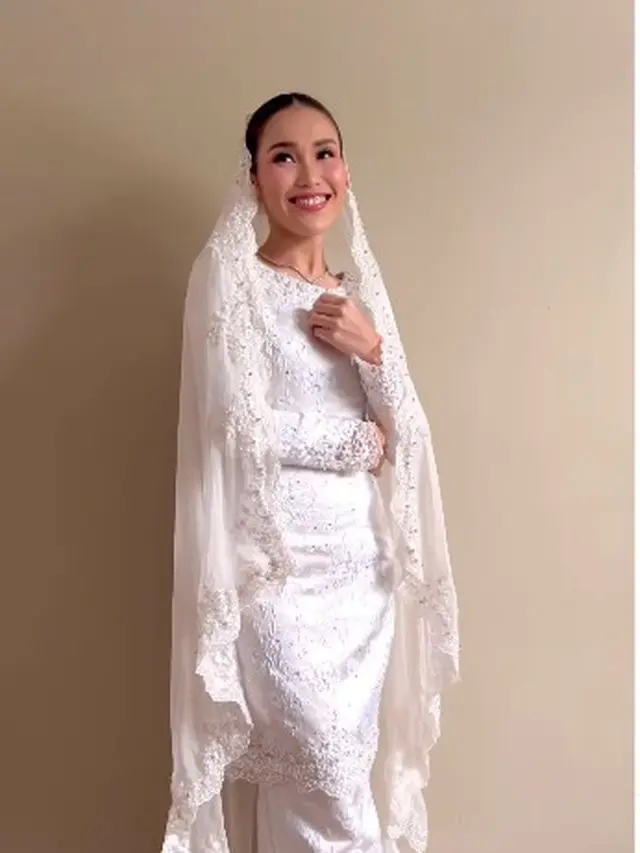 8 Potret Detail Penampilan Ayu Ting Ting saat Lamaran, Memesona