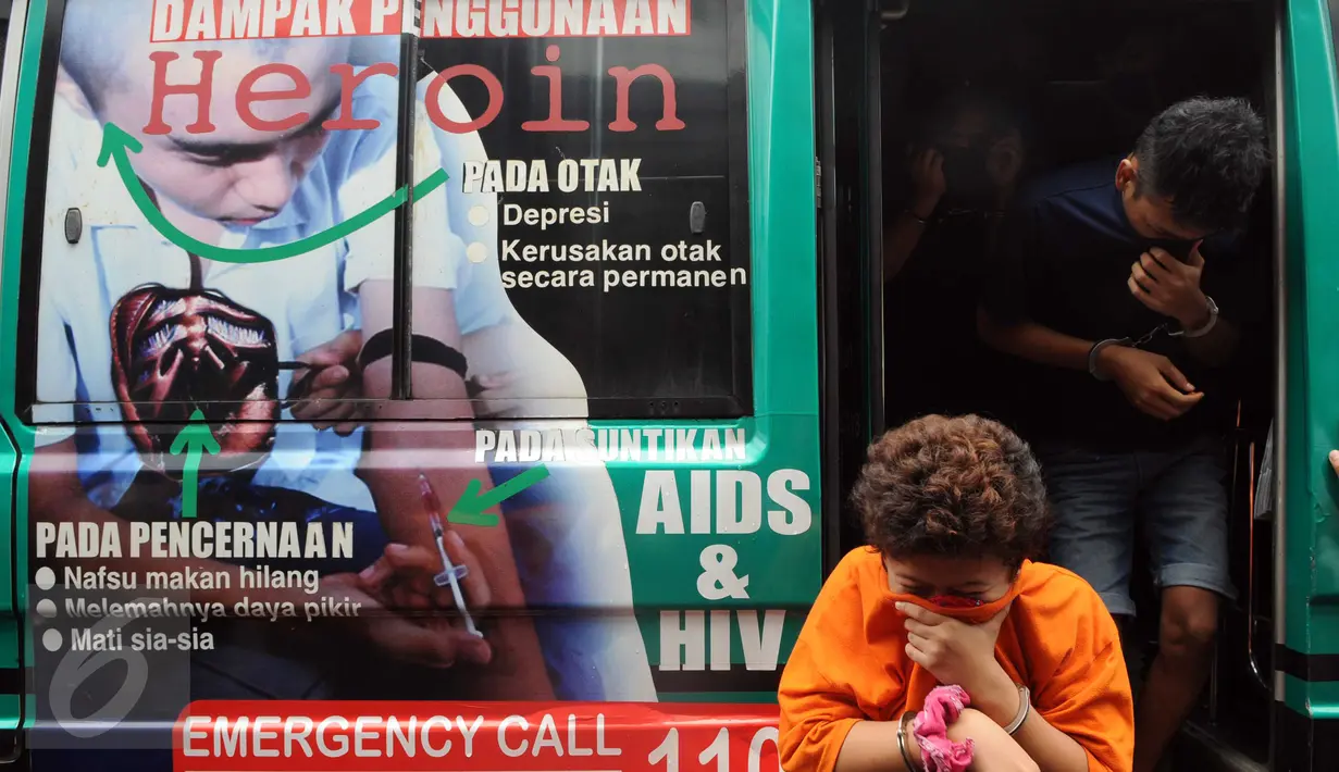 Para tersangka saat turun dari mobil saat akan rilis di Polda Metro Jaya, Jakarta, (2/2). Jajaran kepolisian mengamankan 135 orang tersangka, Di antaranya terdapat 5 orang WNA. (Liputan6.com/Helmi Afandi)