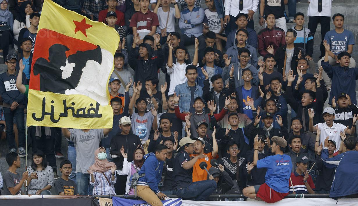 Suporter Universitas Muhammadiyah Malang (UMM) memberikan dukungan pada laga final Torabika Campus Cup 2017 di Stadion UM, Malang, Kamis, (02/11/2017). UMM menang 2-0 atas UM. (Bola.com/M Iqbal Ichsan)