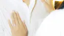 Ochi pun memamerkan cincin yang telah terpasang di jari manisnya tanpa serius pada hubungannya. Cincin silver tersebut tampak memiliki permata cukup besar. [@ochi24]
