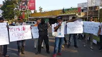Para jurnalis Garut melakukan aksi solidaritas mengecam kekerasan yang dilakukan aparat terhadap wartawan dalam pengamanan aksi demo di beberapa daerah (Liputan6.com/Jayadi Supriyadin)
